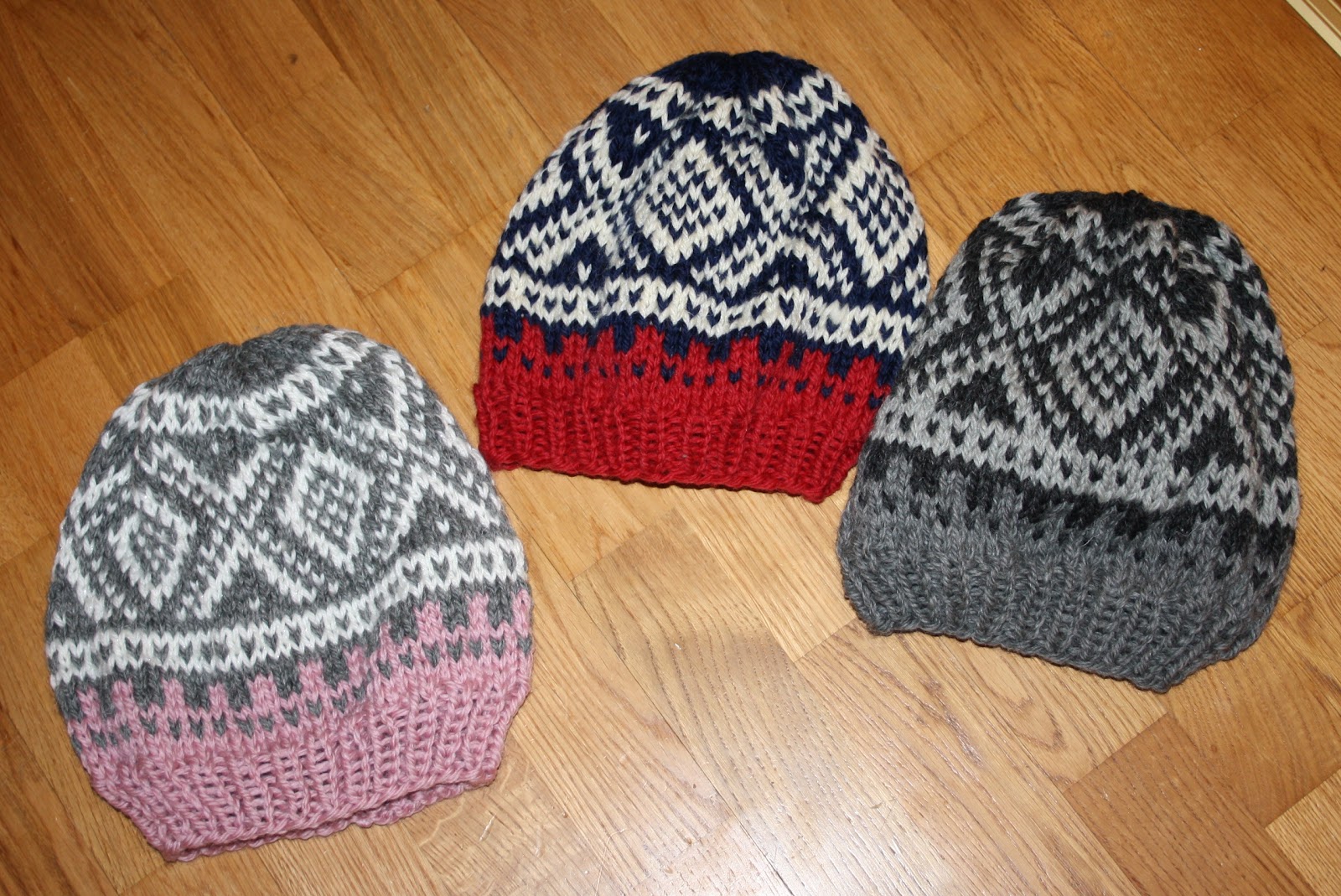 En Person Som Legger Til En Pompom Til Sin Marius-Lue