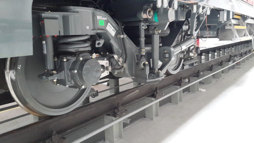 тележка электропоезда ласточка. эп 20 тормозное оборудование. эс2г колесная пара. дисковые ж. тяговый двигатель электропоезда эд4м.