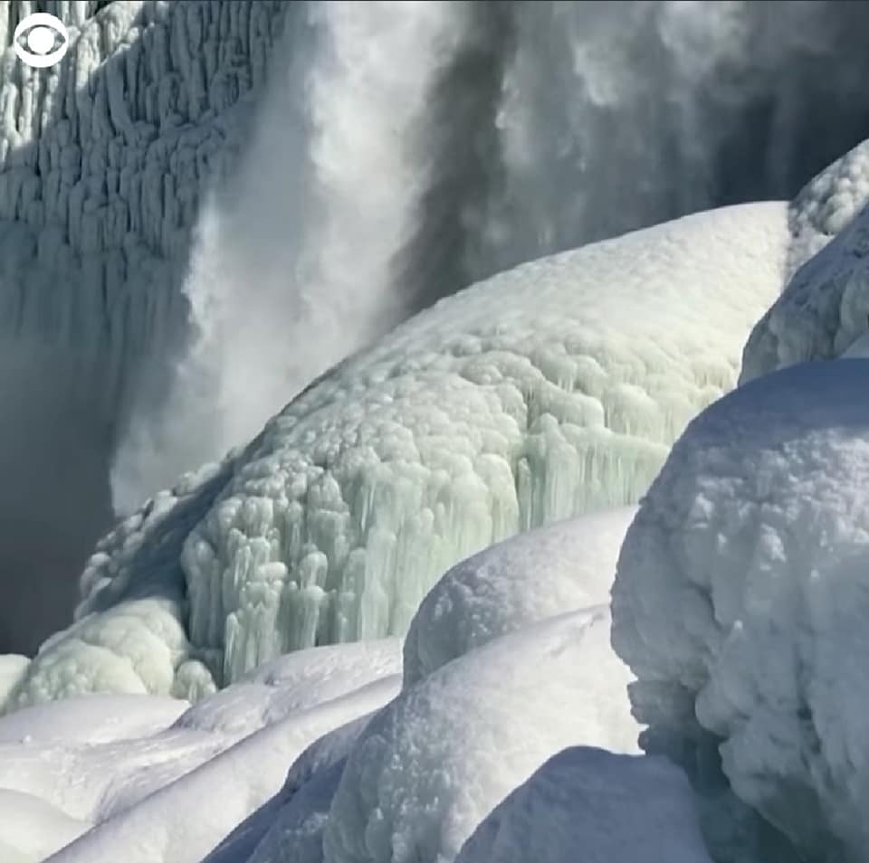 Frozen fallen. Ниагарский водопад замерз 2022. Ниагарский водопад туристы. Зал замёрзшая Ниагара. Осуижский водопад Онтарио.
