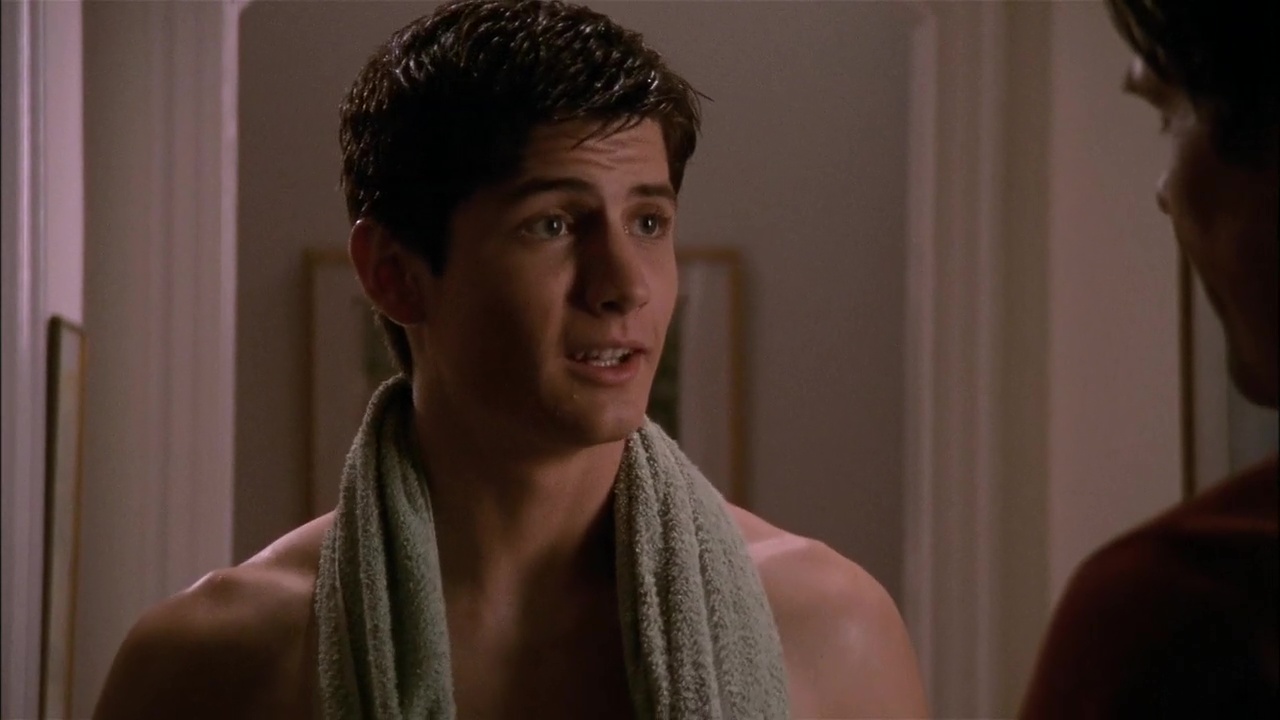 Films Et Séries Tv Avec James Lafferty ausCAPS: James Lafferty shirtless in One Tree Hill 1-01 "Pilot"