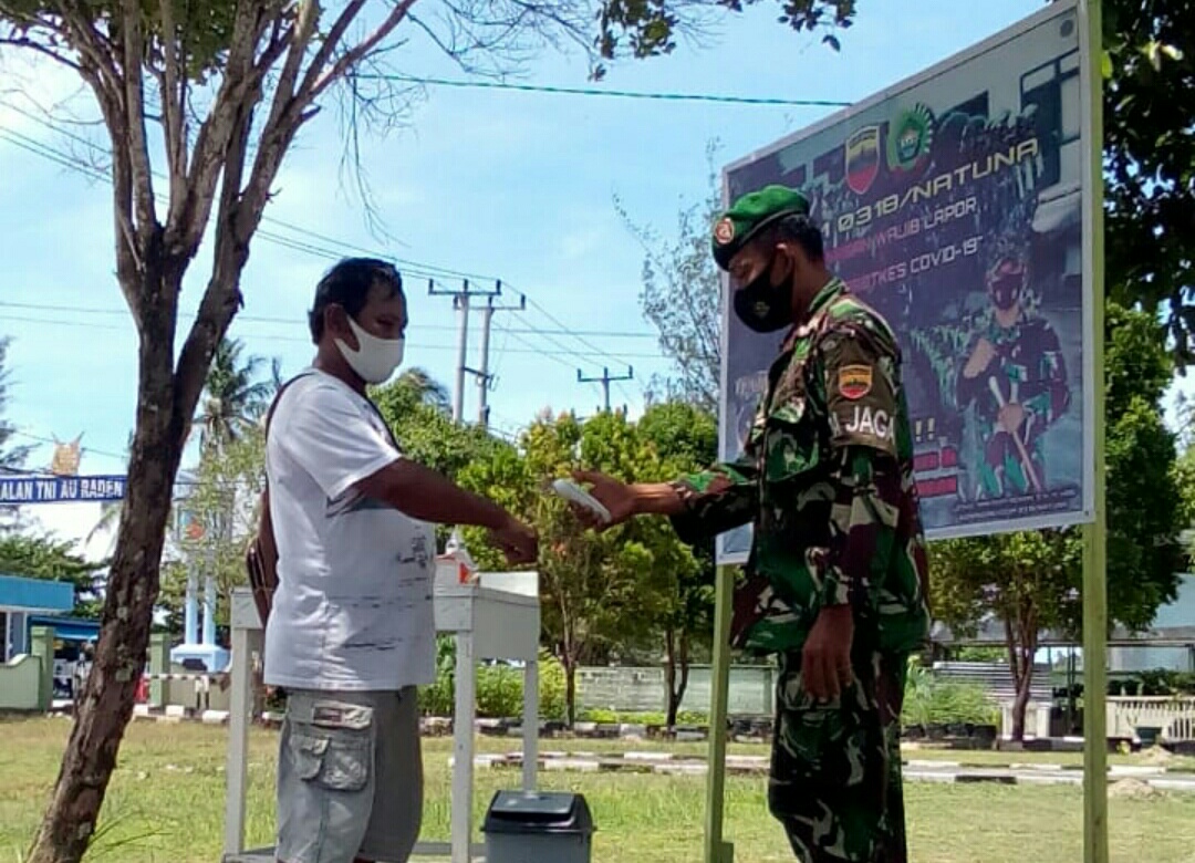 Cegah Penyebaran Covid-19, Sebelum Masuk Asrama Koramil 01/Ranai Suhu Tubuh Diperiksa Cegah Penyebaran Covid-19, Sebelum Masuk Asrama Koramil 01/Ranai Suhu Tubuh Diperiksa