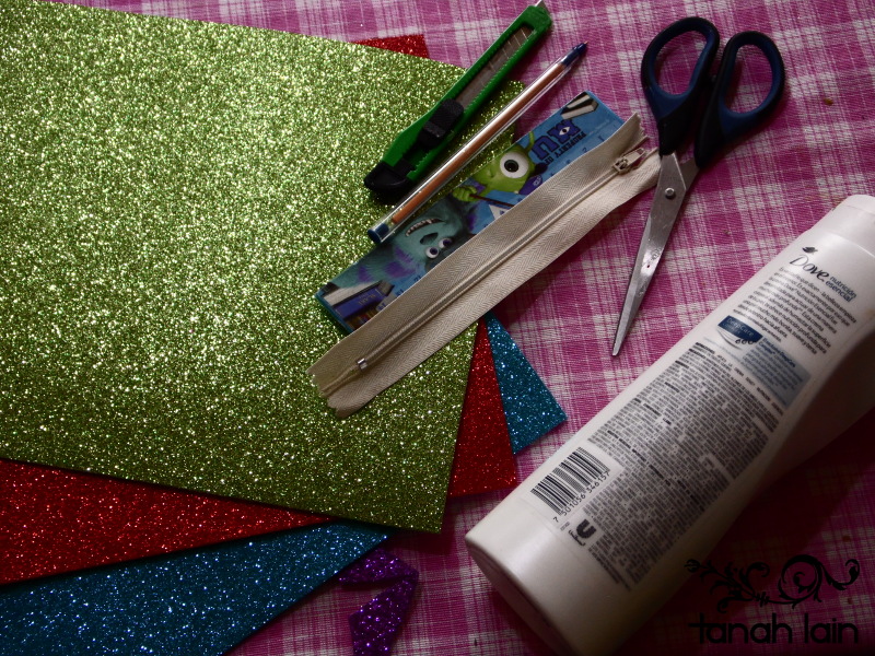 Estuche DIY con foami y una botella de plástico 