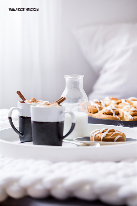 Fruehstuck im Bett mit gebrannte Mandel Zimtschnecken Kuchen
