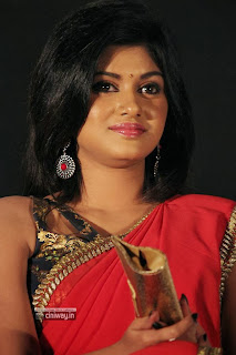 Madha-Yaanai-Koottam-Heroine-Oviya-Stills-in-Saree-at-Movie-Audio-Launch