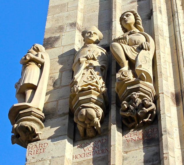 кельн здание городского совета. кельн ратуша скульптуры. кельн статуи городского управления. здание городского управления. здание городского сбрани кёльн.