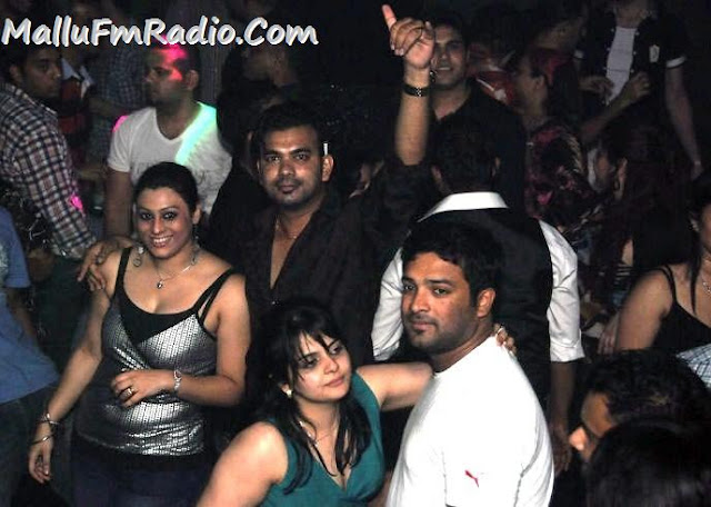 Thigattadha kadhal boobs press movie hot pics - South Indian ... | mallu hot boob press  