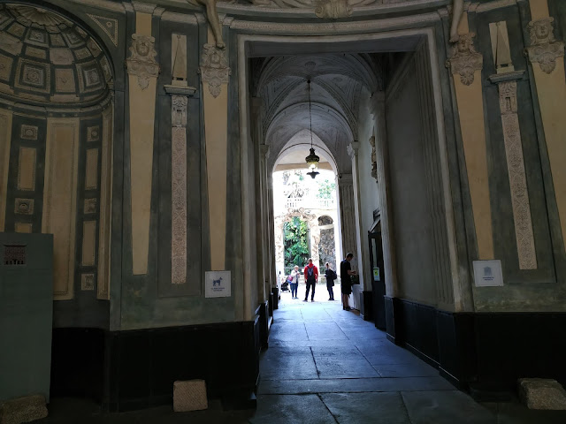 On aperçoit l'une des cours du Palazzo Podestà.