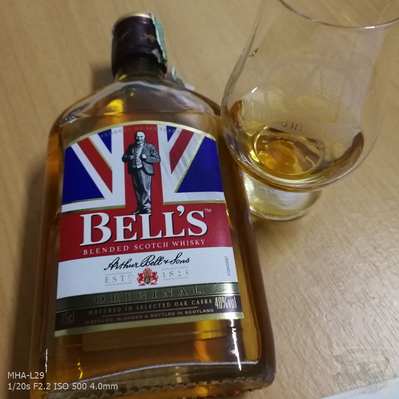 เย็นย่ำก็ร่ำสุรา (แลงมาตอง): Bell's Blended Scotch Whisky 40% Alc/Vol. เย็นย่ำก็ร่ำสุรา (แลงมาตอง): Bell'S Blended Scotch Whisky 40% Alc/Vol.