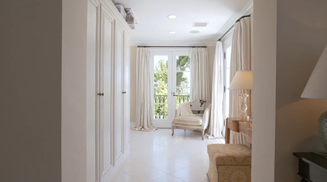 25 Photos vs. 721 Dolo Way, Los Angeles Interior Design Luxury Mansion Tour
