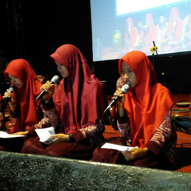 Wanita Wanita Pilihan Yang Menyusui Rosulullah SAW Wanita Pilihan Wanita yang pertama kali menyusui baginda Nabi Muhammad SAW sudah tentu adalah Ibundanya yaitu Sayyidah Aminah selama 7 hari. Kemudian Suwaibah Al Aslamiyah, budak pamannya Abu Lahab yang dimerdekakan karena menyambut kelahiran Rosulullah SAW. Baru kemudian Sayyidah Chalimah As Sa’diyah yang menyusui beliau. Dalam Kitab Diba’ menyebutkan : Siapa yang menyusui anak yatim yang sangat berharga yang tiada harga untuk membelinya?. Maka burung burung berkata kitalah yang mengasuh dan merawatnya agar mendapatkan keberkahan, dari tujuannya anak yatim ini yang agung. Kemudian hewan hewan liar berkata, kitalah yang berhak merawatnya agar mendapat kemuliaan dan keagungannya. Wahai semua golongan ummat diamlah kalian semua, sesungguhnya Allah telah menitahkan hukumnya dalam qodim hikmahnya. Bahwasanya sesungguhnya Nabi Muhammad SAW itu yang menyusuinya adalah Chalimah As Sa’diyah. Keadaan Masyarakat waktu itu Ketika Sayyidah Chalimah menerima Rosulullah pada masa kecilnya, Beliau menggendong dan memeluknya. Bayi Rosulullah kelihatan senang dan tersenyum, terpancar dari wajahnya sebuah cahaya yang sampai ke langit. Kemudian beliau membawanya naik kendaraan untuk menuju kampung halamannya dengan berkumpul keluarganya. Keadaan masyarakat sekitar Sayyidah Chalimah waktu itu sedang mengalami paceklik, dengan sulitnya bahan makanan dan minuman. Beberapa hari keluarganya dan masyarakat sekitar mengalami kelaparan, banyak anak kecil yang menangis. Bahkan perut sampai menempel ke punggung, Gambaran keberkahan ketika Rosulullah datang Barulah ketika kedatangan bayi Rosul SAW yang membawa keberkahan untuk semua, ketika Rosulullah sampai pada rumah Sayyidah Chalimah, tampak keberkahan pada keluarganya. Sampai sampai kambing kambingnya yang awalnya kurus menjadi gemuk dan segar. Rerumputan yang dulunya tidak ada, mulai tumbuh pada sekitar rumahnya sehingga menjadi makanan kambingnya Kemudian keadaan masyarakat menjadi berubah membaik, dengan cukupnya makanan terutama pada keluarga Sayyidah Chalimah. Pertumbuhan Fisik Masa Kecil Rosulullah Pertumbuhan fisik Rosulullah dari hari ke hari sangatlah cepat berbanding dengan anak yang lain. Umur 2 bulan Rosulullah sudah bisa merangkak, umur ke 3 bulan sudah bisa berdiri dengan kedua kakinya. Umur 4 bulan sudah berlatih berjalan dan sudah mampu berjalan sendiri pada usia 5 bulan. Pada umur 6 bulan mampu berjalan dengan cepat dan sudah mampu berlari pada umur ke 7 bulan. Delapan bulan beliau sudah bisa berlatih berbicara dan barulah usia ke sembilan bulan, beliau mampu bermunajat dengan lesan yang fasih. Pada sebagian riwayat menjelaskan, dari Sayyidah Chalimah pertama kalinya kalam yang terucap oleh Rosulullah pada sebagian malam adalah : لااله الاالله قدوسا قدوسا نامت العيون والرحمن لا تاخذه سنة ولا نوم Artinya : Tidak ada Tuhan Selain Allah, Maha Suci Dzat, Maha Suci Dzat. Saat semua mata tertidur, Dzat yang Maha Pengasih tiada pernah tersentuh rasa kantuk dan tidur. Rosulullah kecil tidak pernah berjalan, kecuali dengan membaca Bismillah. Tatkala umur 10 bulan, Sayyidah Chalimah mengatakan suatu saat kambing yang terbesar miliknya itu bersujud kepada Baginda Nabi Muhammad. Dan juga mencium kepala Beliau. (Atz)