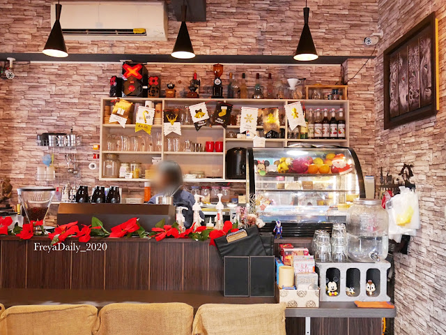 2024 2019, Dec│海島咖啡館│走吧澎湖哪裡玩：馬公市 寵物友善咖啡館 超可愛店貓坐檯
