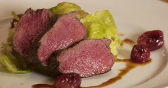 Brigittes Rezepte Kiste: Hirschkalbssteaks mit Cranberry