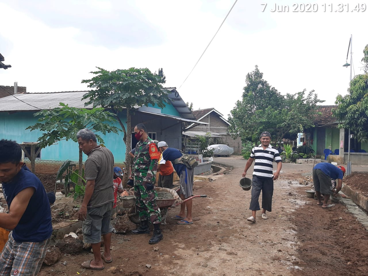 Babinsa Susunan Baru Koramil 410-05/TKP Kodim 0410/KBL bantu warga membangun Saluran air