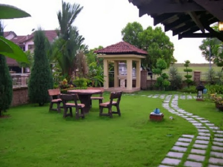 Selo Andhini Stone: Taman Depan Rumah