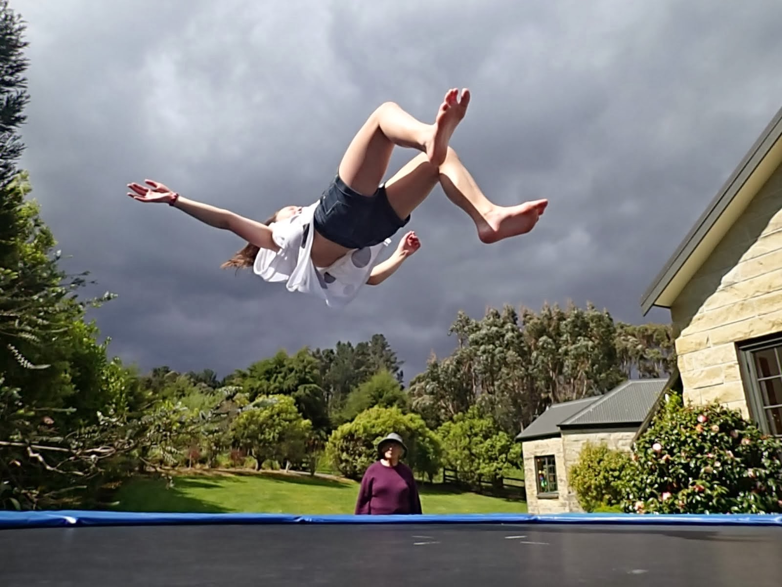 The amazing levitating niece