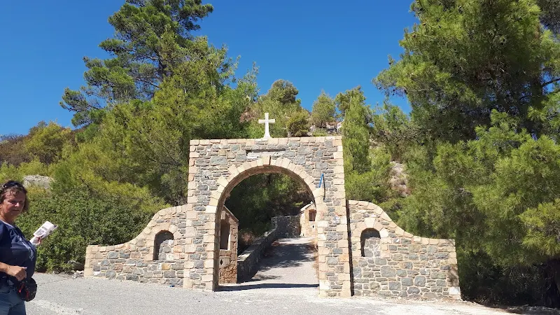 Arch to the path to the cross
