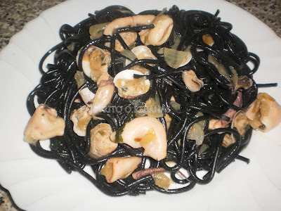  ESPAGUETIS NEGROS CON CHIPIRONES Y ALMEJAS 