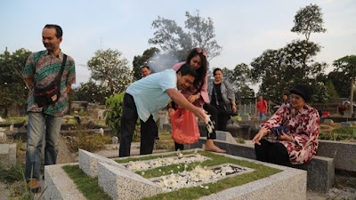 Wagub Kandouw Bersama Istri Ziarah ke Makam Keluarga di Malang