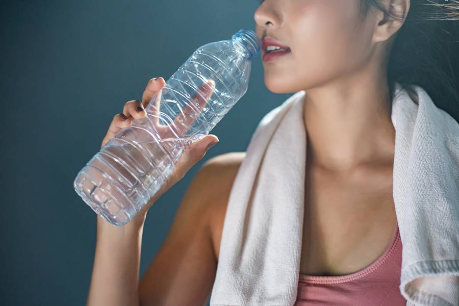 Mujer bebiendo agua