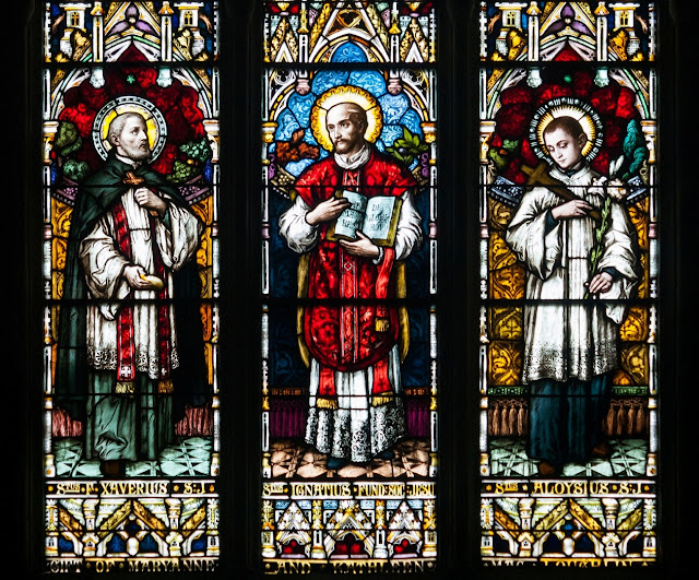 Святые из числа иезуитов на витраже в Ирландии: Франциск Ксавьер, Игнатий Лойола и Алоизий Гонзага