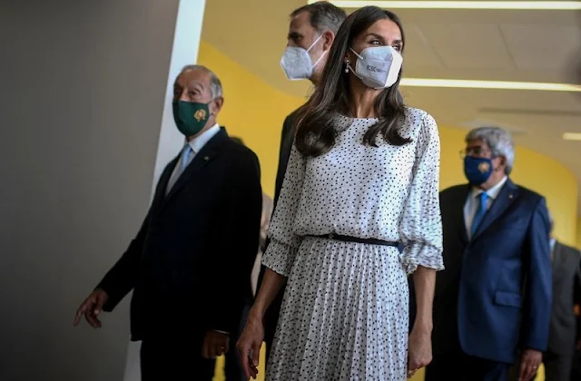 Armani crepon long dress with polka-dot jacquard motif. Queen Letizia wore a polka-dot dress by Armani