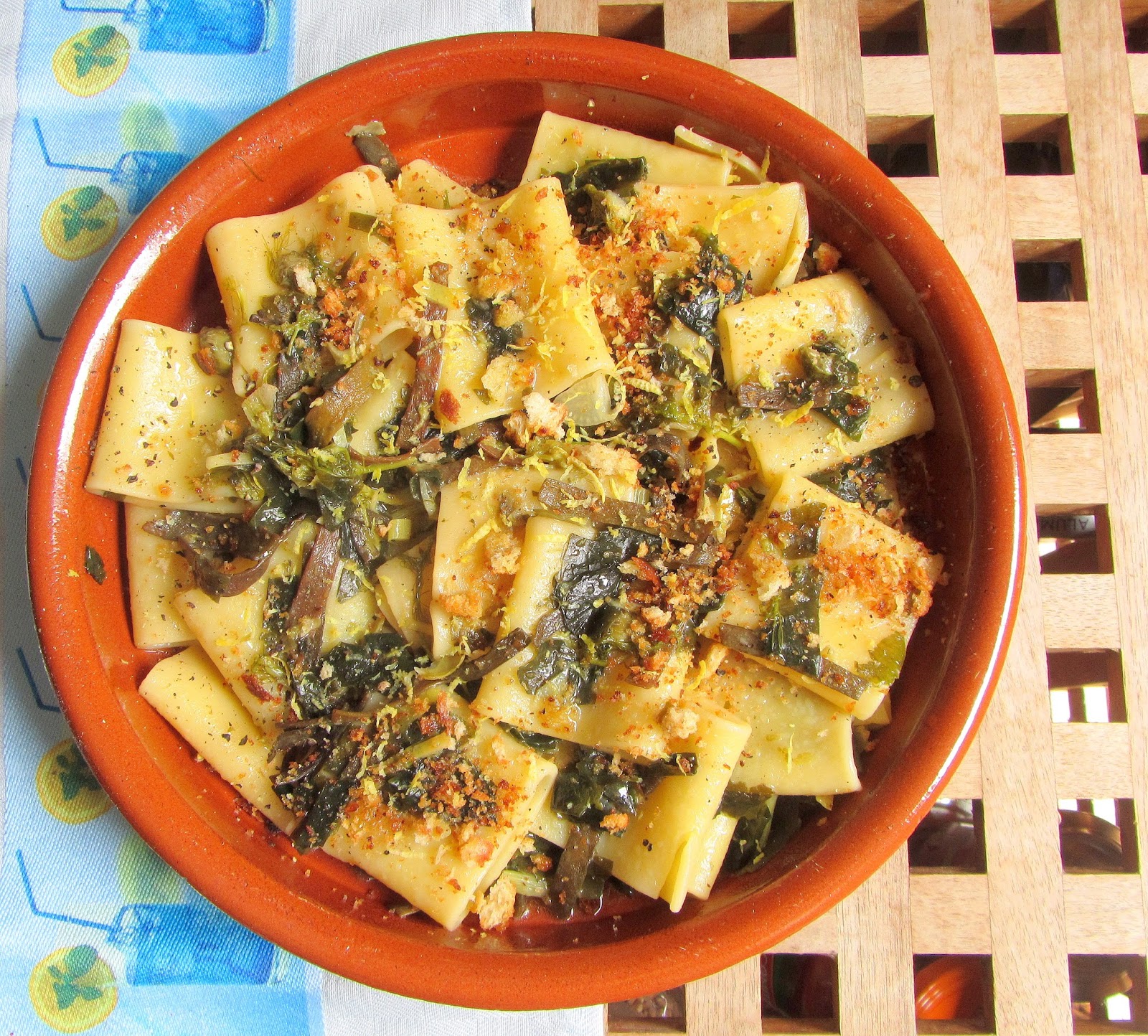 cocina con luz verde Paccheri marinara (pasta marinera)