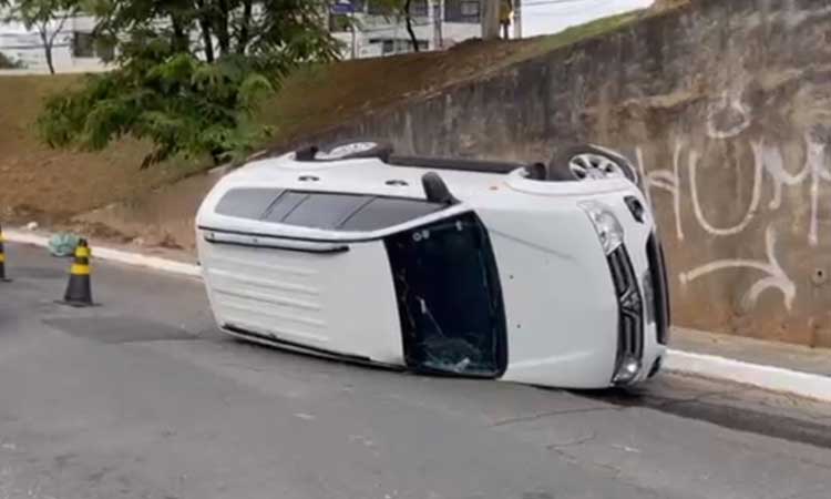 Motorista bate em canteiro e carro tomba em Salvador