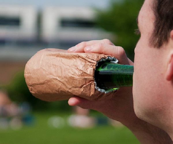 Saquinho para embalar a bebida nas ruas na Califórnia Saquinho para embalar a bebida nas ruas na Califórnia