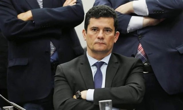 MORO PEDE DEMISSÃO E BOLSONARO TENTA FAZÊ-LO VOLTAR ATRÁS MORO PEDE DEMISSÃO