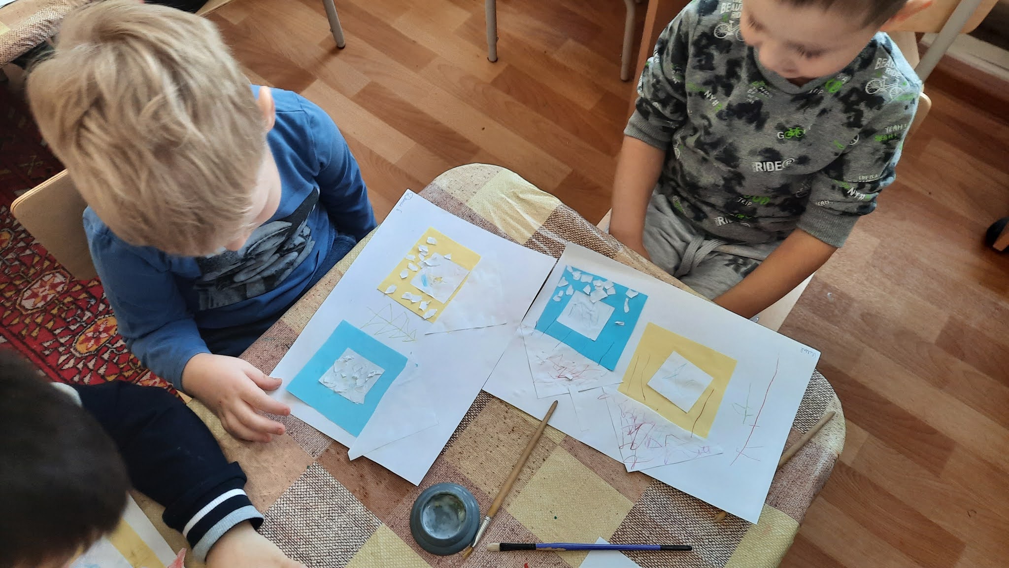 аппликация в развитии речи детей. ребята сделали аппликацию. дмитровская школа-интернат для обучающихся с овз. картинка дети делают аппликацию в детском саду. аппликация окончание младшей школы.