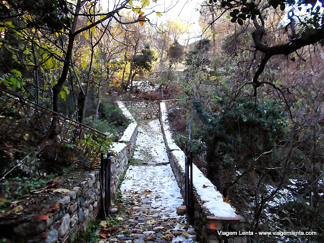 Chegada pela trilha no monastério de Varlaam