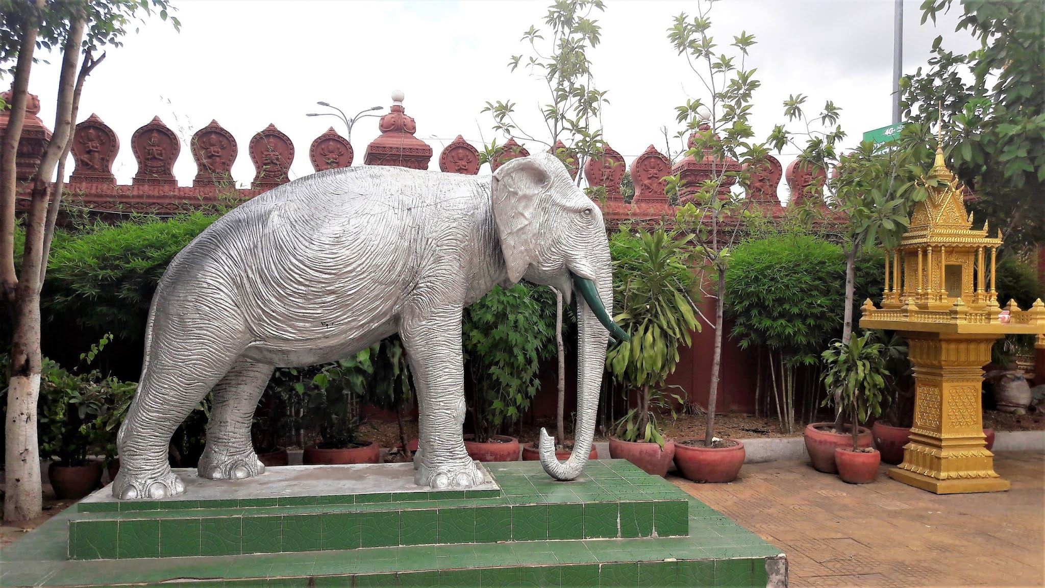 Statue of an elephant in the courtyard of Wat Ounalom