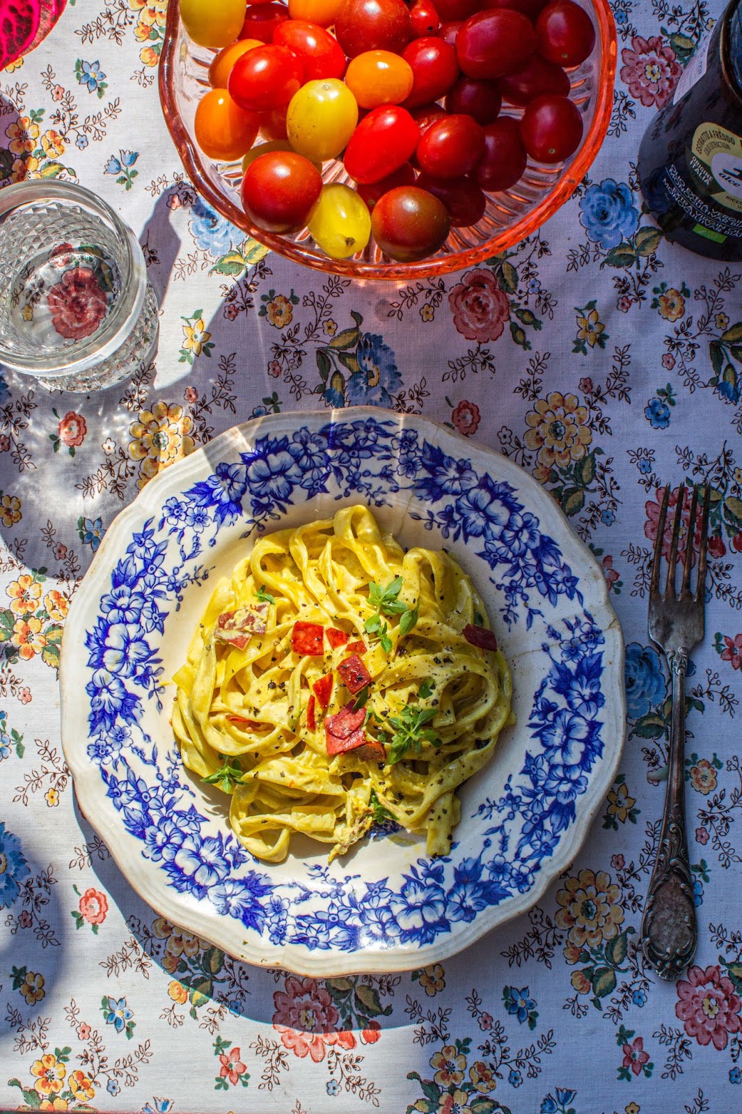 PASTA CARBONARA NA ŚMIETANCE SOJOWEJ Z SZAFRANEM