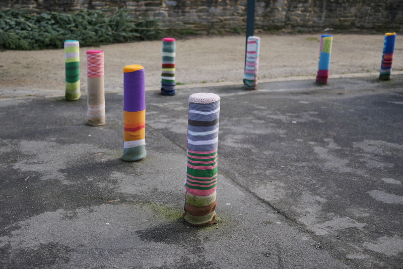 poteaux recouverts de tricot la gacilly yarn bombing