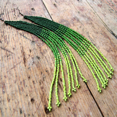 Очень длинные зеленые серьги из бисера
