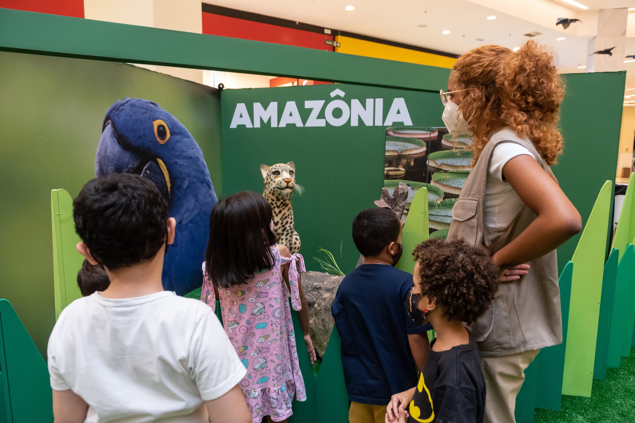 Exposição Natureza Viva oferece experiências sensoriais e cenários lúdicos ao JK Shopping no mês das crianças