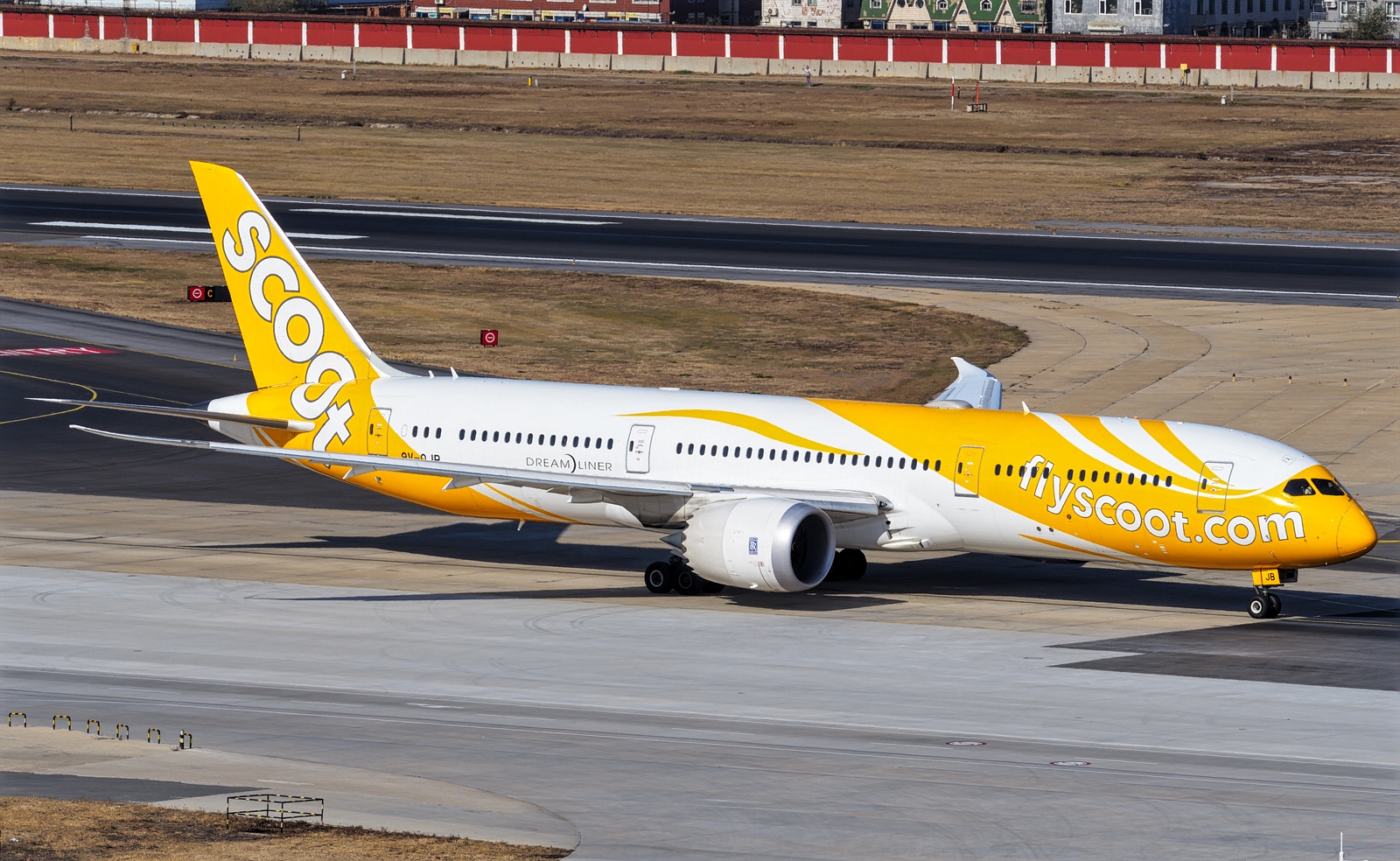 Emirates and Scoot Collided at Changi Airport Taxiway