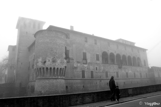 La Rocca Sanvitale con la nebbia