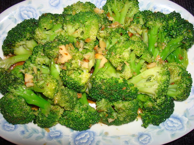 PORTIONS: 3 INGREDIENTS 1 bunch broccoli cut in florets 1tsp. sesame oil 1 tbsp. vegetable oil 1½ tsp. minced ginger 2 minced garlic cloves 2 tbsp. oyster sauce Stream the broccoli al dente in a double boiler. In a frying pan or wok heat the vegetable and sesame oil. Stir fry garlic and ginger together. Do not brown it. Add oyster sauce, broccoli and stir.  Serve immediately.