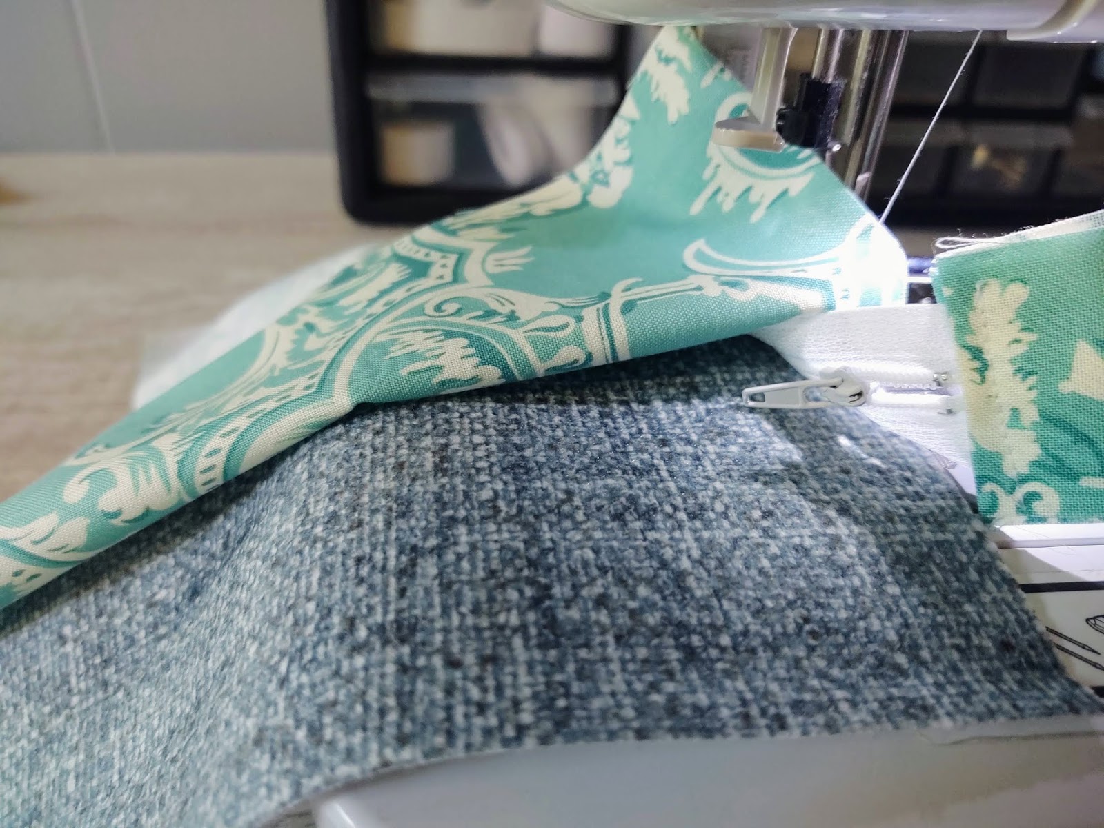 Pop of Color Bags Sew a zipper without using a zipper foot