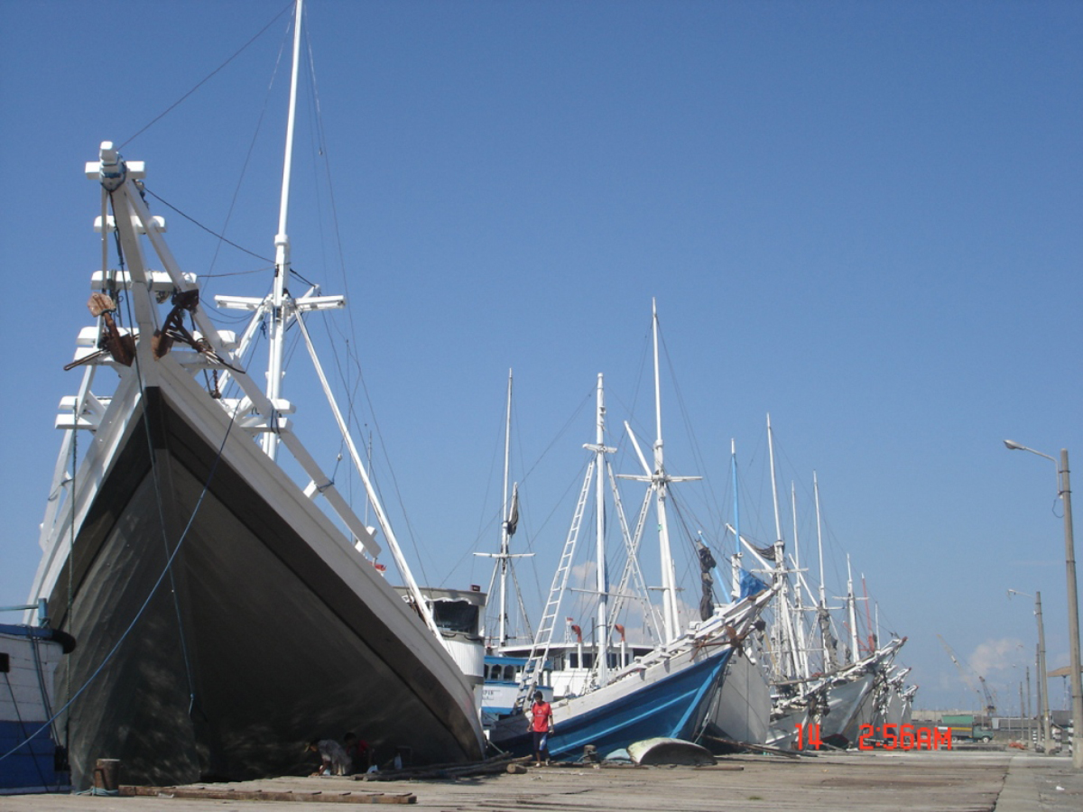 Kapal kayu tua di Pelabuhan Paotere pemdangana pelabuhan Pelabuhan Paotere