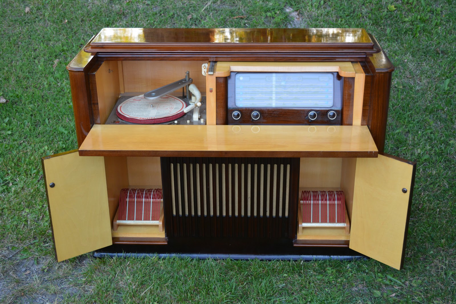 TOM's TECH TOYS: PHILIPS RADIO CABINETS