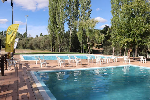 Piscina para adultos e crianças