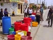 Residentes detras del play barrio La Peñuela de Cabral amenazan con revoltearse por carencia de agua.