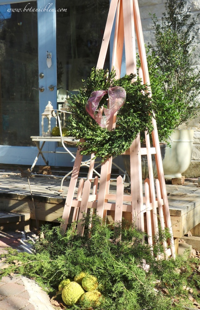 Botanic Bleu Peach Trellis Christmas Greenery