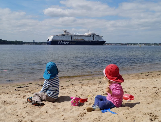 Der Hasselfelder Strand: Unser neuer Lieblingsstrand an der Kieler Förde. Vom Strand von Hasselfelde hat man einen tollen Blick auf die Kieler Förde und die vorbei fahrenden Kreuzfahrer wie die Color Line. Mehr auf Küstenkidsunterwegs!