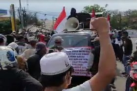 Ricuh, FPI Bubarkan Demo Tolak HRS di Karawang