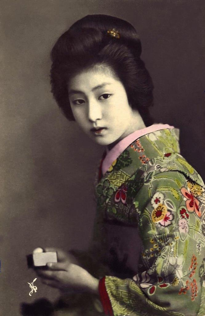 Beautiful Portraits of a Popular Tokyo Geisha From 100 