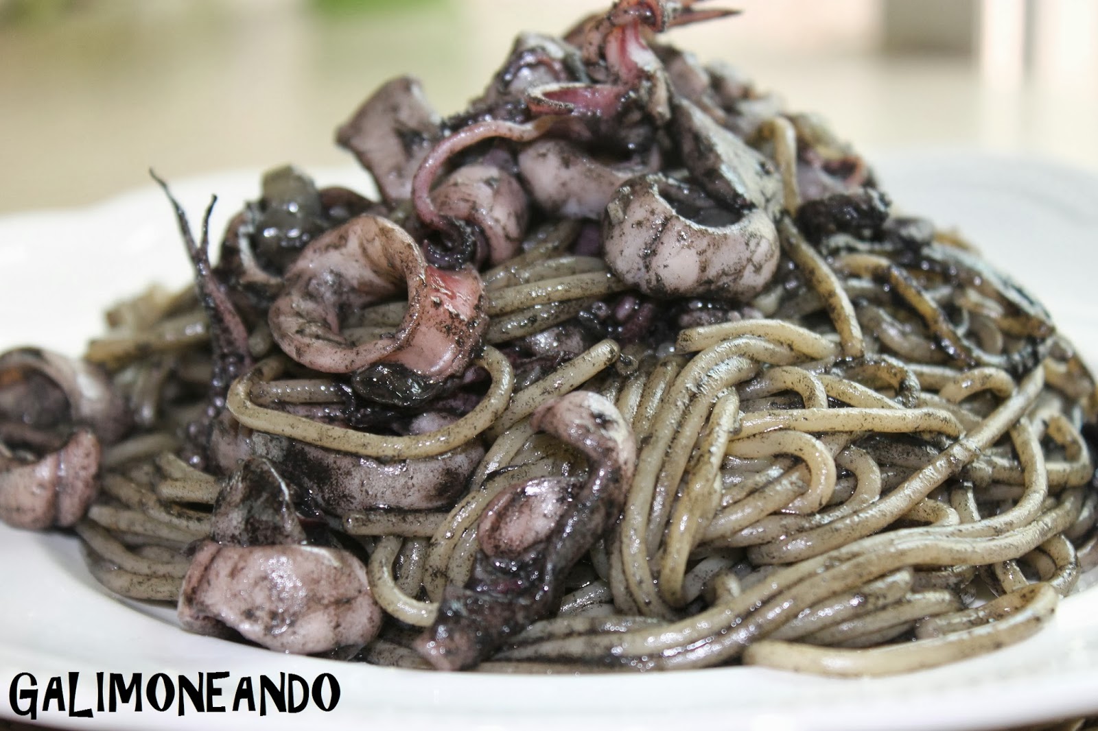 GALIMONEANDO ESPAGUETIS CON CALAMARES EN SU
