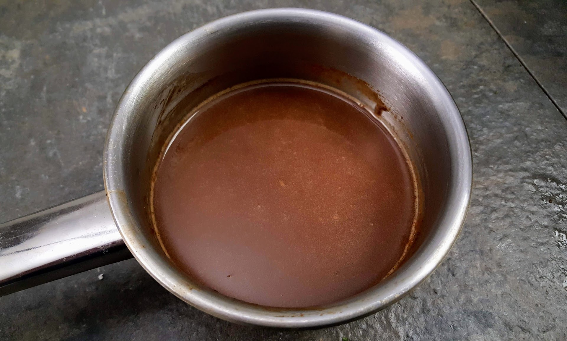 Fond brun lié ou jus lié